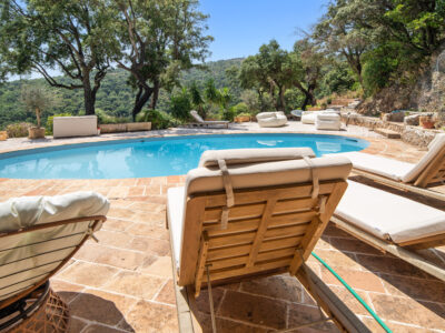 Domaine provençal élégant avec vue panoramique, piscine et tennis - 14 pers