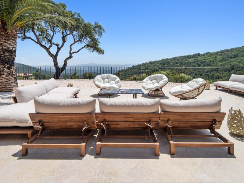 Domaine provençal élégant avec vue panoramique, piscine et tennis - 14 pers