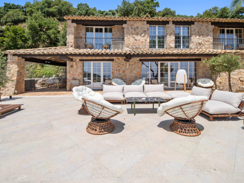 Domaine provençal élégant avec vue panoramique, piscine et tennis - 14 pers